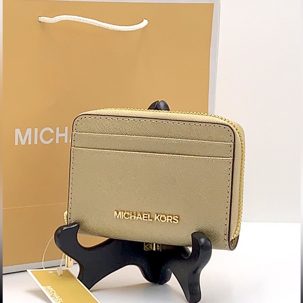 MICHAEL KORS JET SET TRAVEL
MEDIUM ZIP AROUND CARD CASE PALE
GOLD COLOR